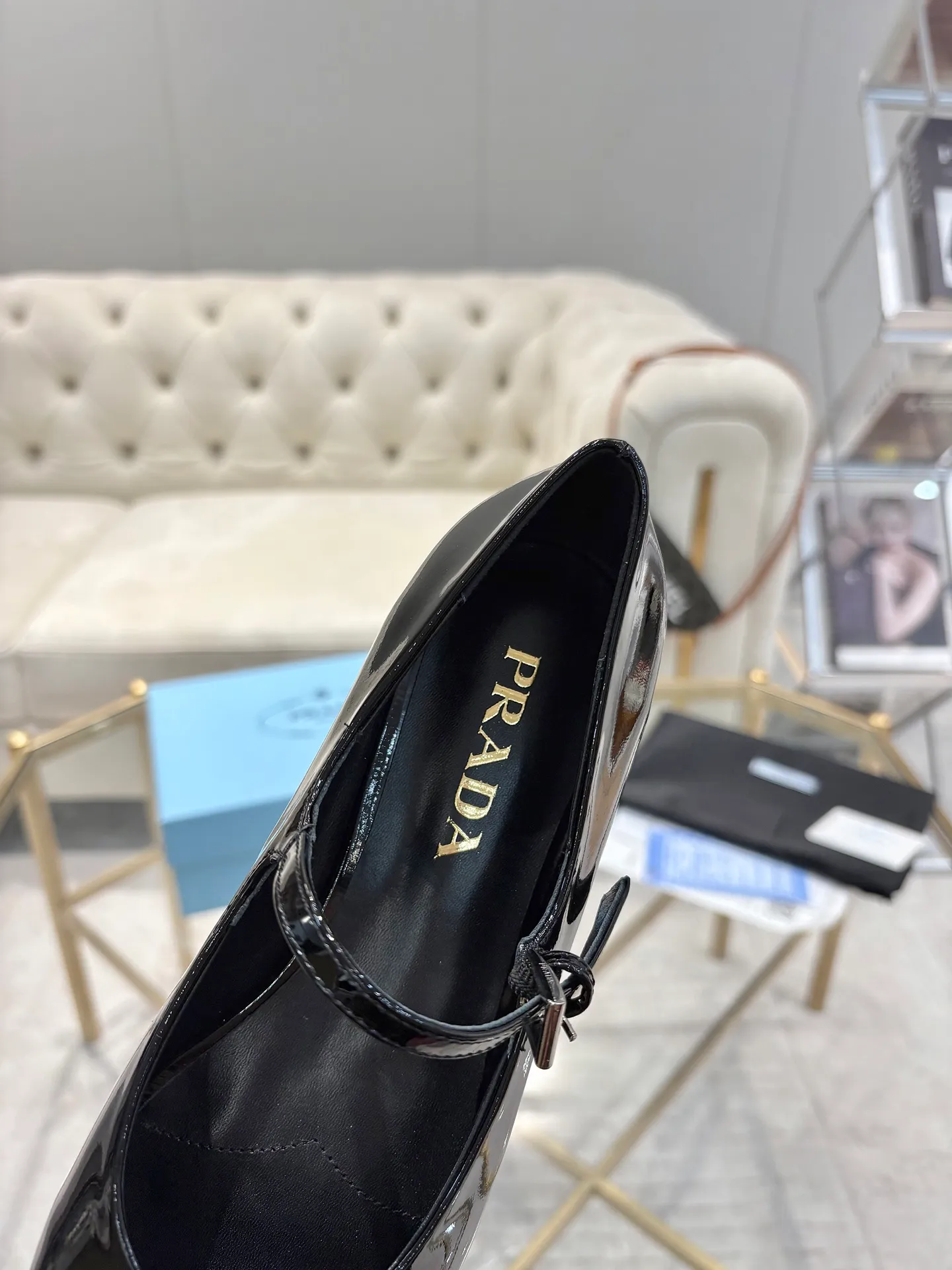 👟👟Ex-factory price 580👟👟 (imitation leather bottom-20) New arrival 👉Ready stock👈Remove the original board and make a 1:1 replica‼ ️ The highest version of Prada's early spring catwalk hot style 😘The latest spring style Retro Mary Jane series Genuine leather sole, simulated leather sole, a must-have for goddesses Super comfortable on the feet, reducing age 👉The upper is made of imported cowhide leather, comfortable and small square toe, retro and playful, lining + foot pads, imported sheepskin lining, breathable and comfortable (1.5 high small insert heel) ) Matched private model buckle (all original logos) Size 35M-39M (34 40 41 42 customized, non-returnable and non-exchangeable)
